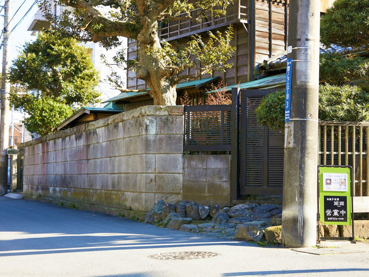 電柱の脇にひっそりと置かれたこの看板がお店への目印。見逃さないように要注意です！
