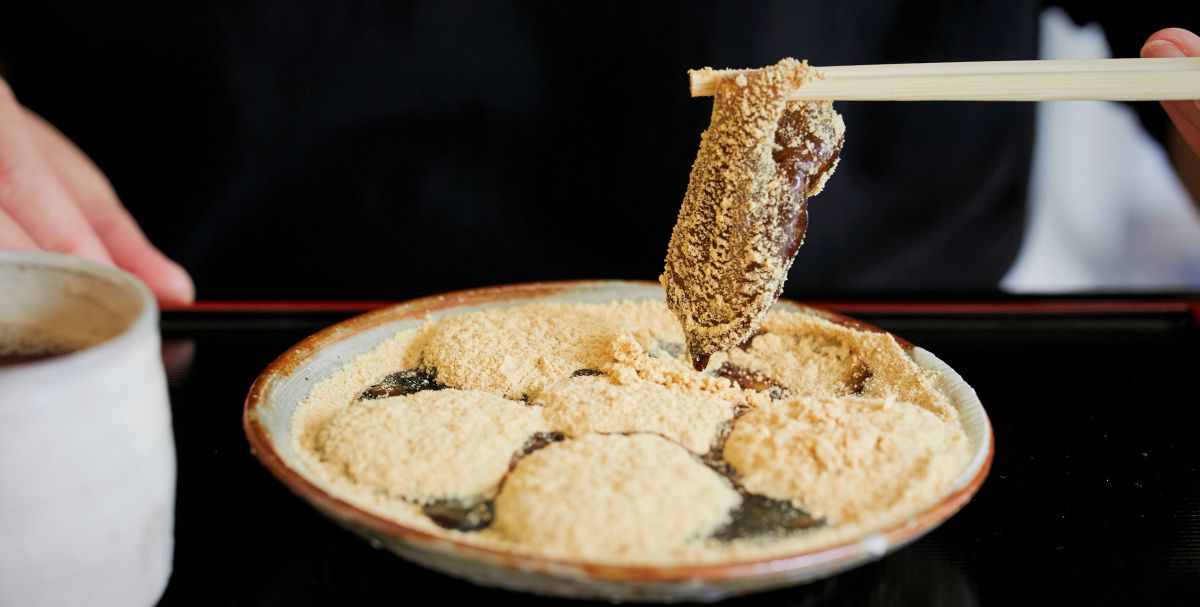 鳩サブレーでおなじみ「豊島屋」の甘味処へ！温かいできたてとろっとろ“本わらび餅”