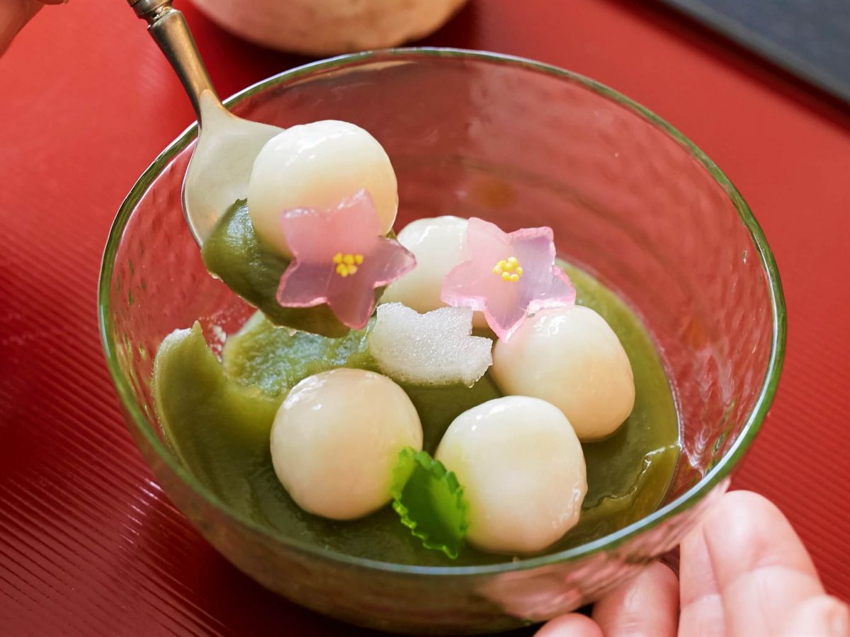 アジサイ・アサガオ・金魚など飾りの寒天は季節によって変わります！このときはツツジでした♪