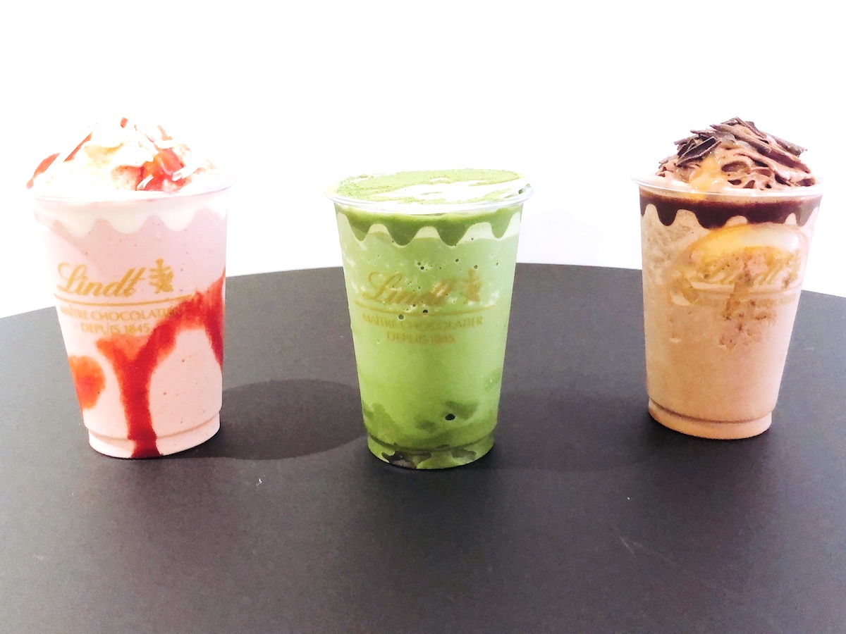 左から「リンツ アイスチョコレートドリンク ストロベリー」699円、「リンツ 濃い -天空の抹茶- チョコレートドリンク」780円「リンツ アイスチョコレートドリンク オレンジ」699円（各税込）