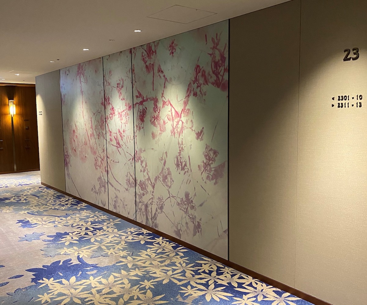 23階の春をイメージした桜の壁模様