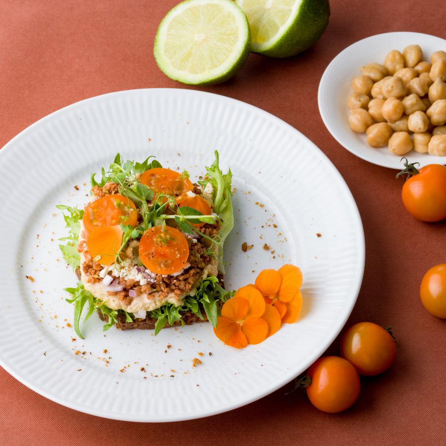 「Spicy meat & Hummus Smørrebrød（スパイシーミート＆フムス スモーブロー）」1100円（税込）