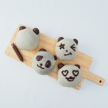 本館地下1階「アルサスローレン」の「にがおえパンダ（チョコペン付き）」（1個）210円