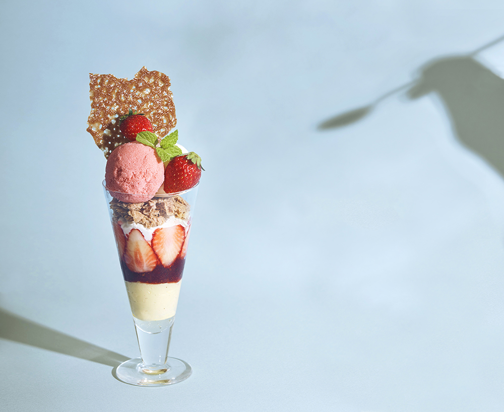 「いちごとミント、さっぱりレモンの8層仕立てパフェ」1500円（税込）