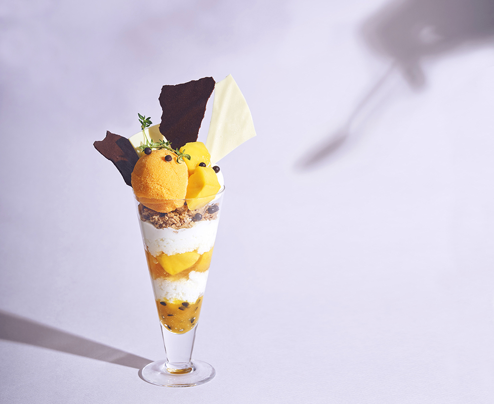 「マンゴーとパッション、ジンジャーココナッツの８層仕立てパフェ」1500円（税込）