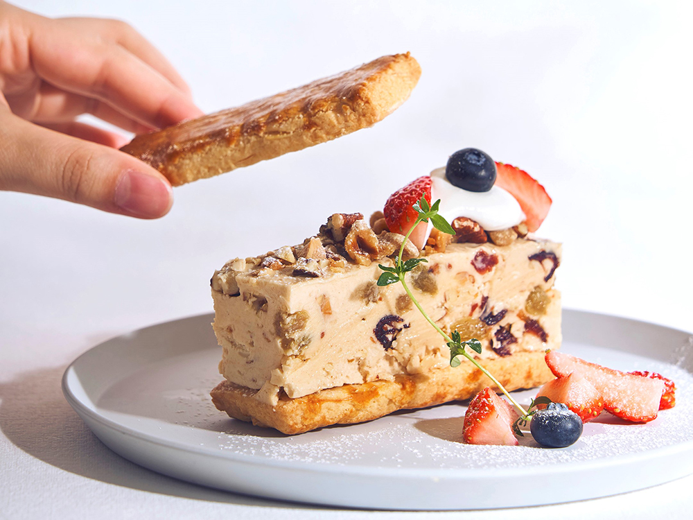 「焦がしバター塩キャラメルとナッツ、ドライフルーツのクッキーアイスサンド」880円（税込）