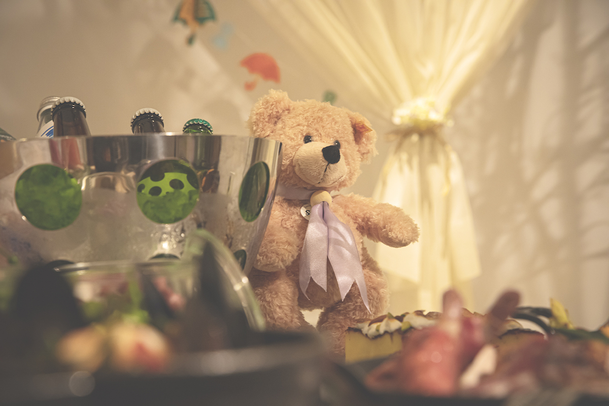 ディナーを一緒に楽しむテディベア イメージ（ザ・プリンスギャラリー 東京紀尾井町）