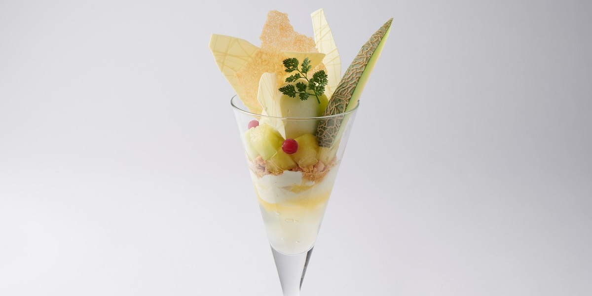 高級感満点なのに高コスパで大人気の「エンポリオ アルマーニ カフェ」にメロンの新作パフェ＆アフタヌーンティー登場