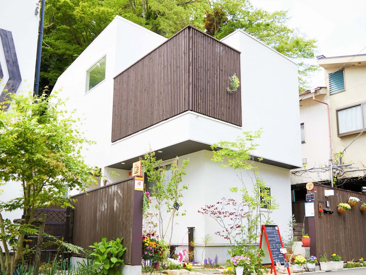 赤いフレームの黒板を目印に！