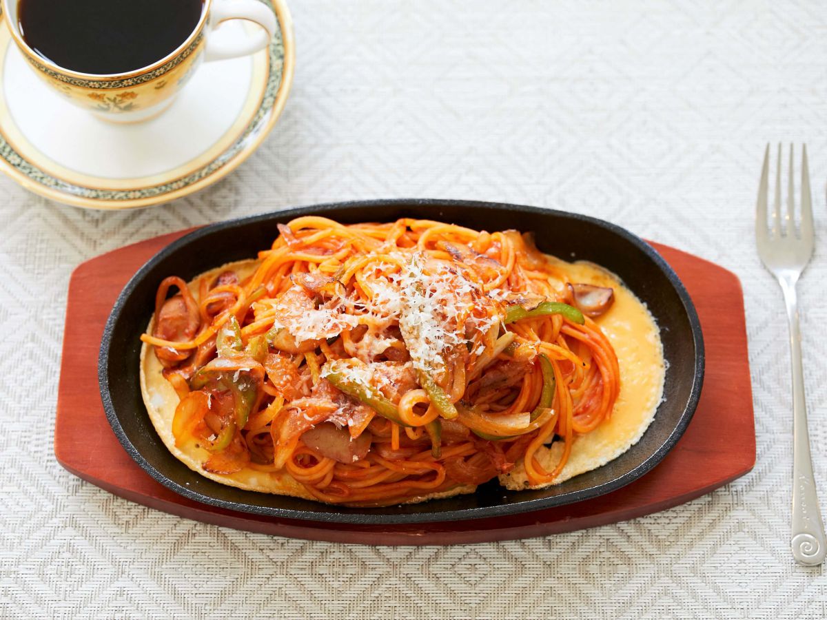 「鉄板ナポリタン（ドリンク付き）」（1180円） ※単品は880円