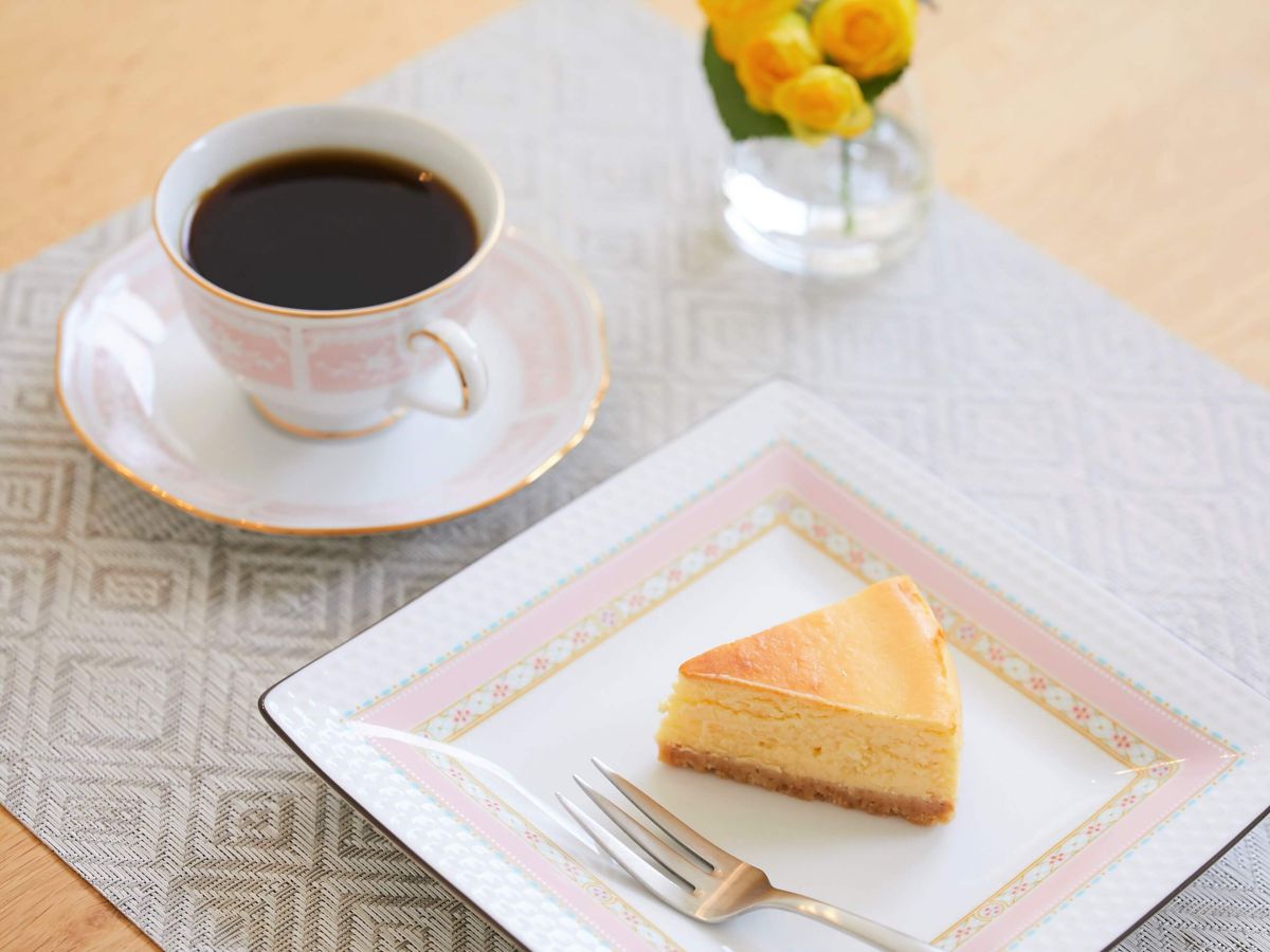 「ベイクドチーズケーキ（ドリンク付き）」（900円） ※単品は550円、「スペシャルティコーヒー 」（650円）