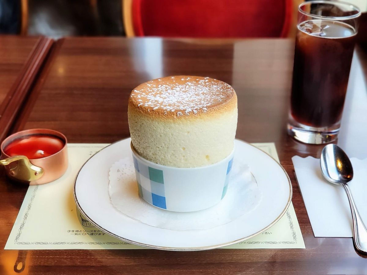 シェフのスペシャリテ「クリームチーズのスフレ チェリーソース添え」1760円（税込）とカフェグラッセ（アイスコーヒー）770円（税込）