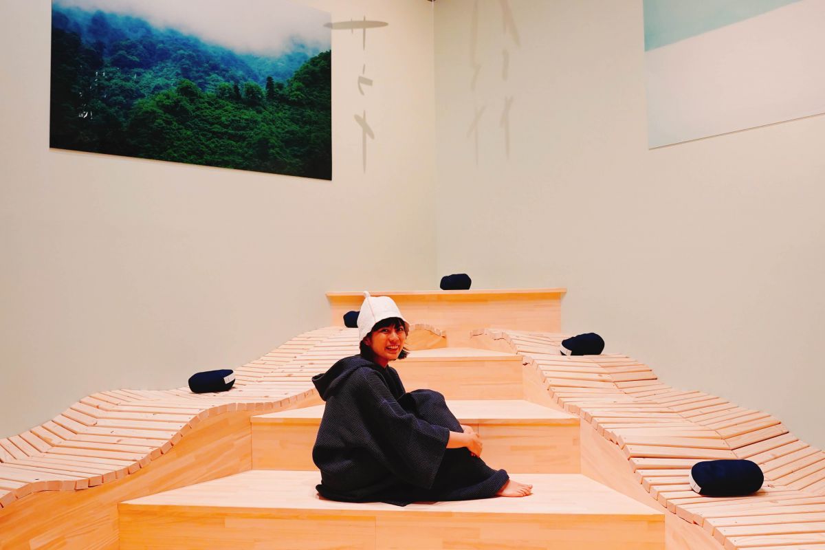 サウナエリアの外にあるくつろぎ空間「ヴィヒタマウンテン」にて。写真はスタッフの岡歩美さん