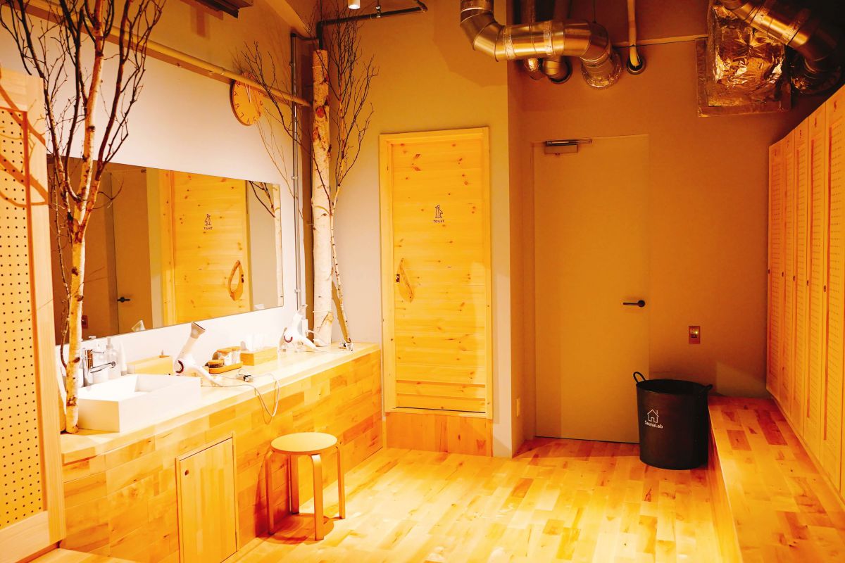 木の温もりあふれる「ロッカールーム」