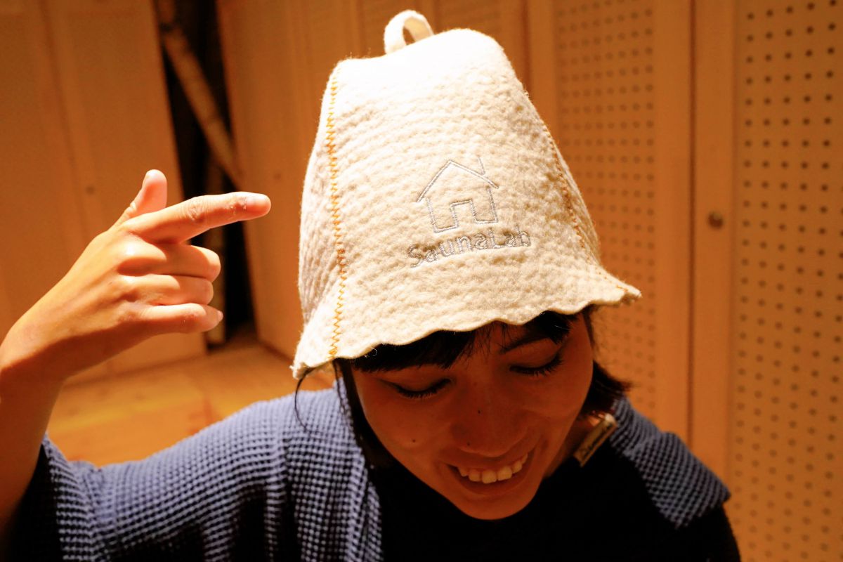 ロッカーには、サウナハット（写真）、ポンチョ、バスタオル、フェイスタオルがセットされており、無料で利用できます