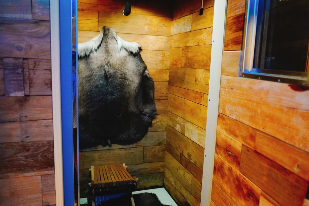 「アイスサウナ」は一人用のスペース。トナカイの毛が飾られています