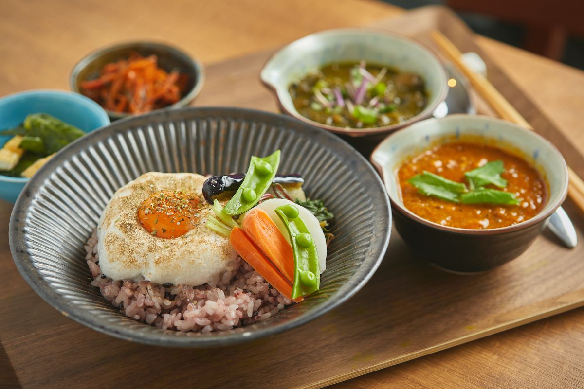 「鯛あらのカレー＋あさりだしのほうれん草カレーの2種盛り」1000円