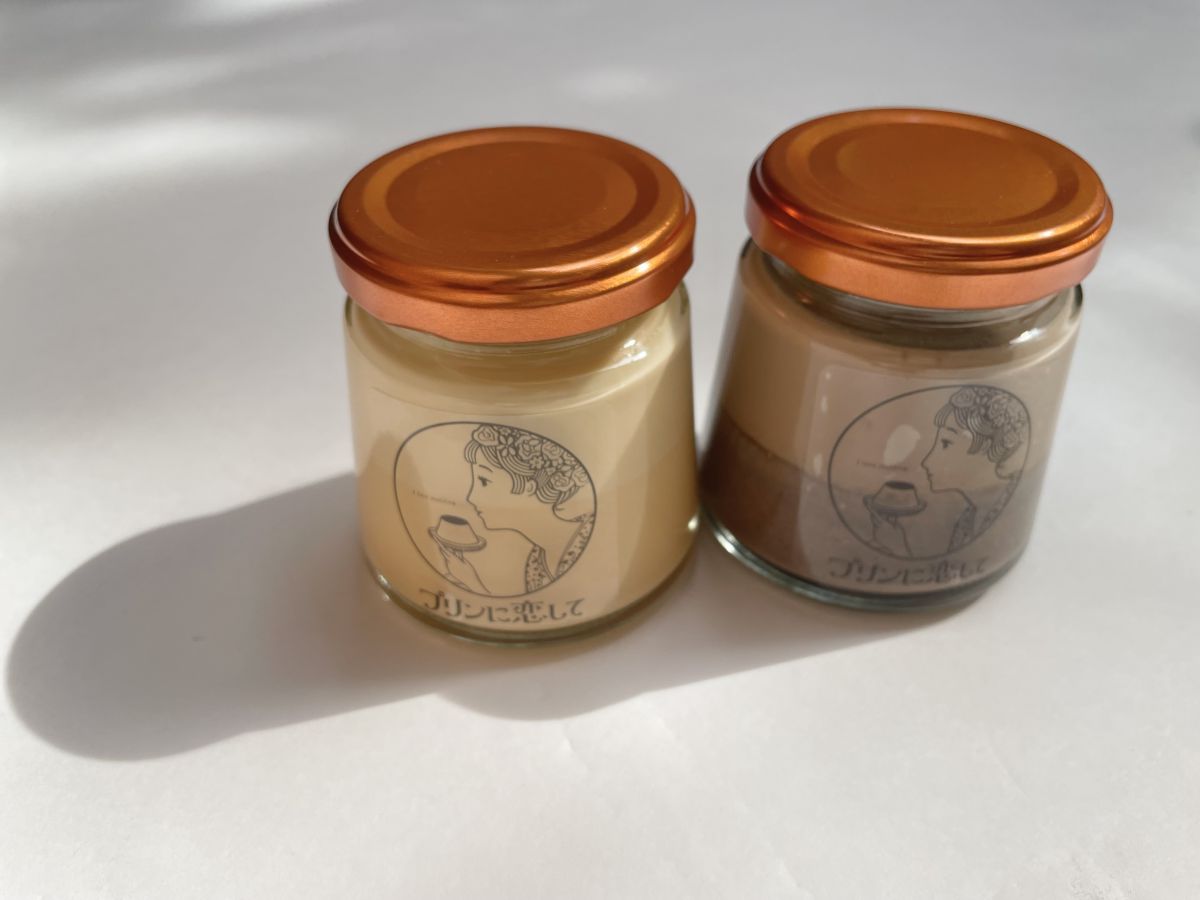 左から「なめらかプリン（120g）」、「チョコプリン（120g）」各500円（税込）