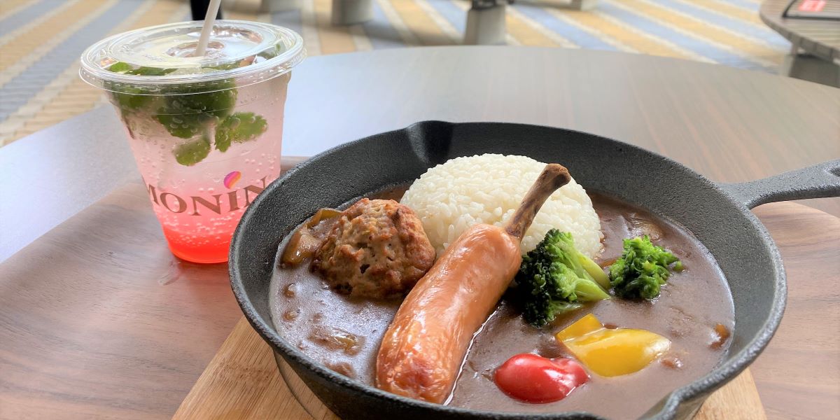 キャンプ飯や名ブランドのドリンクが充実！お台場のフードマーケット隣接カフェ「MARUNOKI CAMP CAFE FOOD MARKET」