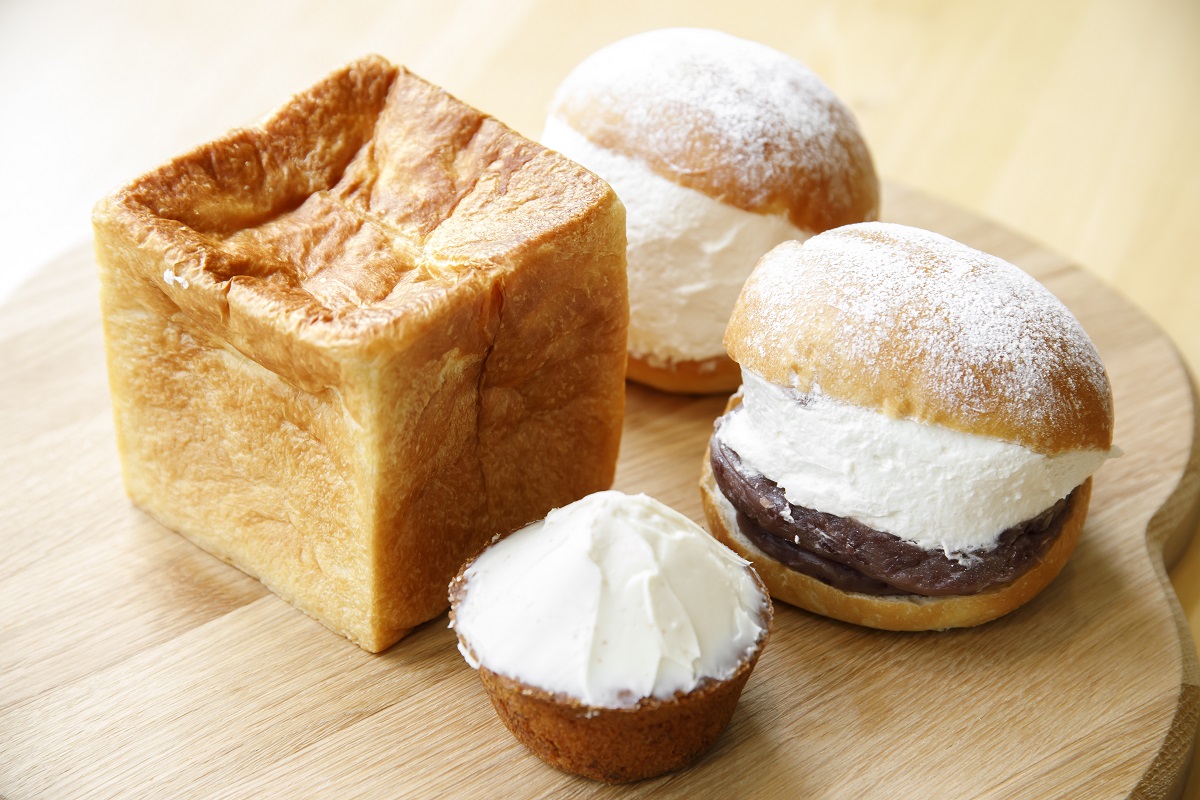 左から時計まわりに　「キューブ形食パンの北海道産小麦のムー」370円、「糖質オフのマリトッツォ」400円、「粒あんマリトッツォ」430円、「有機にんじんとアマニオイルのキャロットケーキ」400円