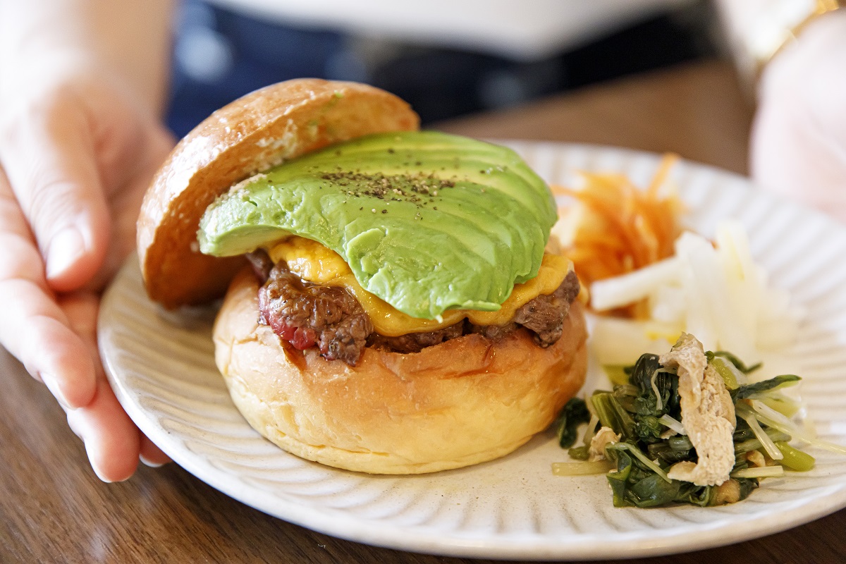 KAKUMEIパティを使った、「KAKUMEIアボガドチーズ（サイドメニュー付き）」1300円