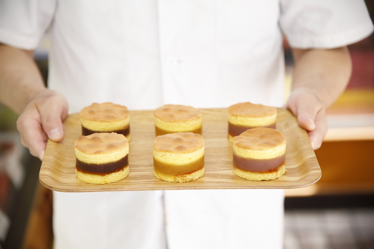 「蓮沼シベリア」。左から「小豆」、「オレンジ」各1個180円、「いちご」1個200円