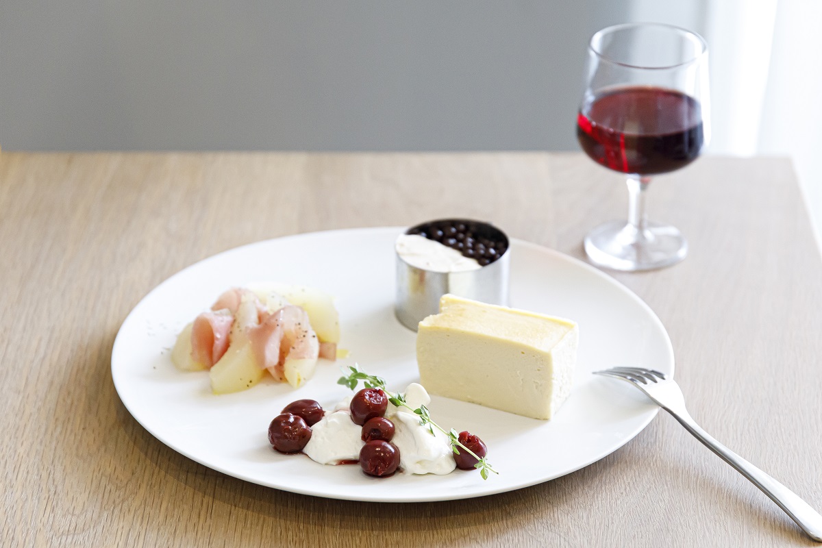 「バープレート（アルコールとセット）」2000円。お酒はワイン、日本酒、スパイスサワー、コーヒー焼酎からチョイスできます