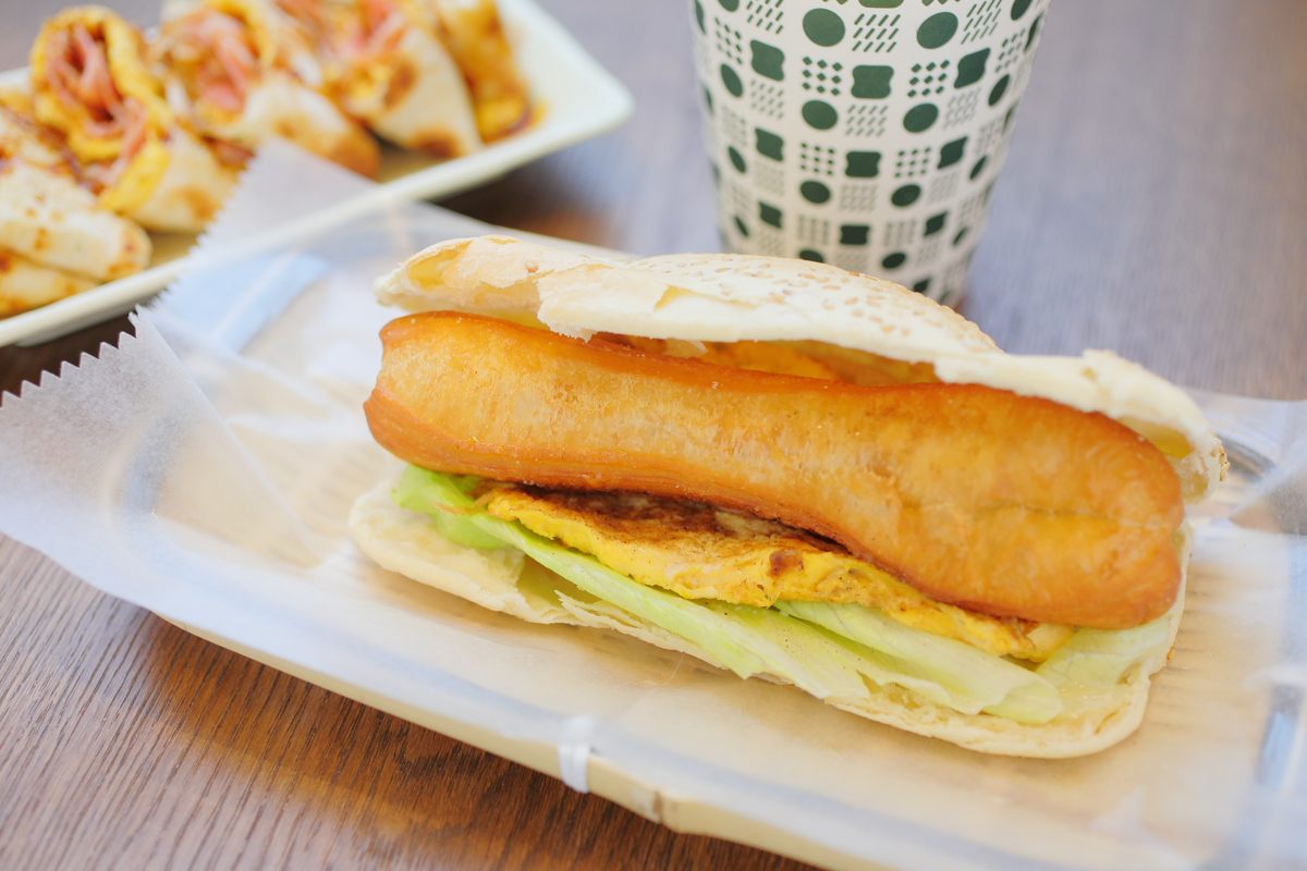 「燒餅（台湾式揚げパン・卵）」530円