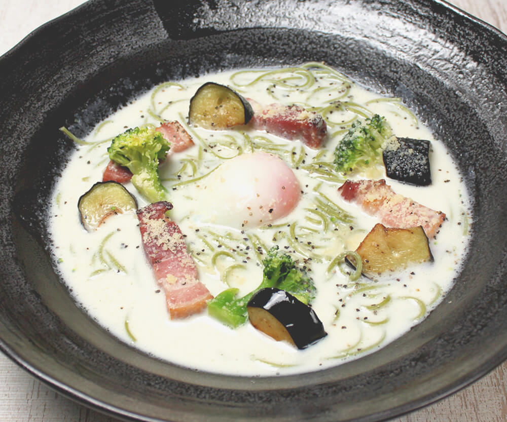 「厚切りベーコンのカルボナーラの茶そば」1630円