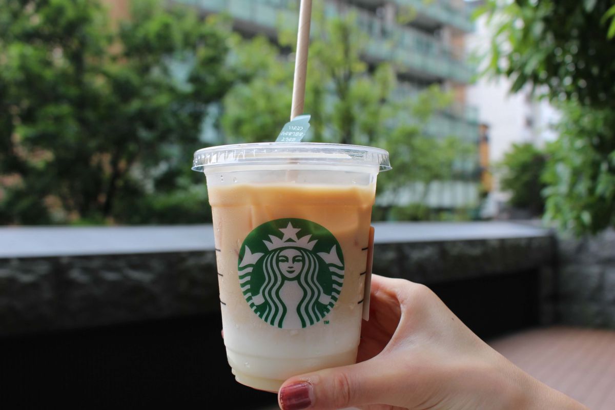 「ほうじ茶 ＆ クラシックティー ラテ」※ICED／Tallサイズのみ　Tall 496円（お持ち帰り）／Tall 506円（店内利用）