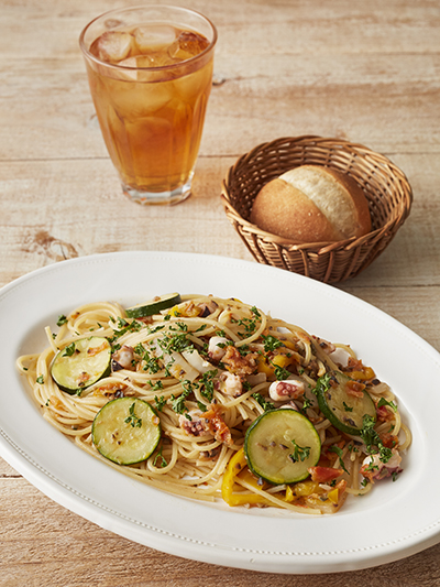 「タコとズッキーニのオリーブソースパスタ」パン、紅茶付き 1573円