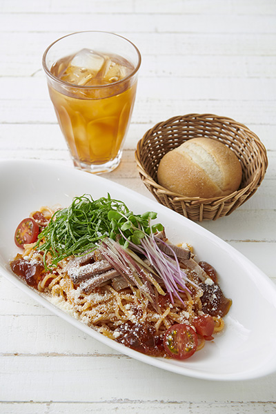  「ローストポークと香味野菜の冷製トマトソースパスタ」パン、紅茶付き 1540円