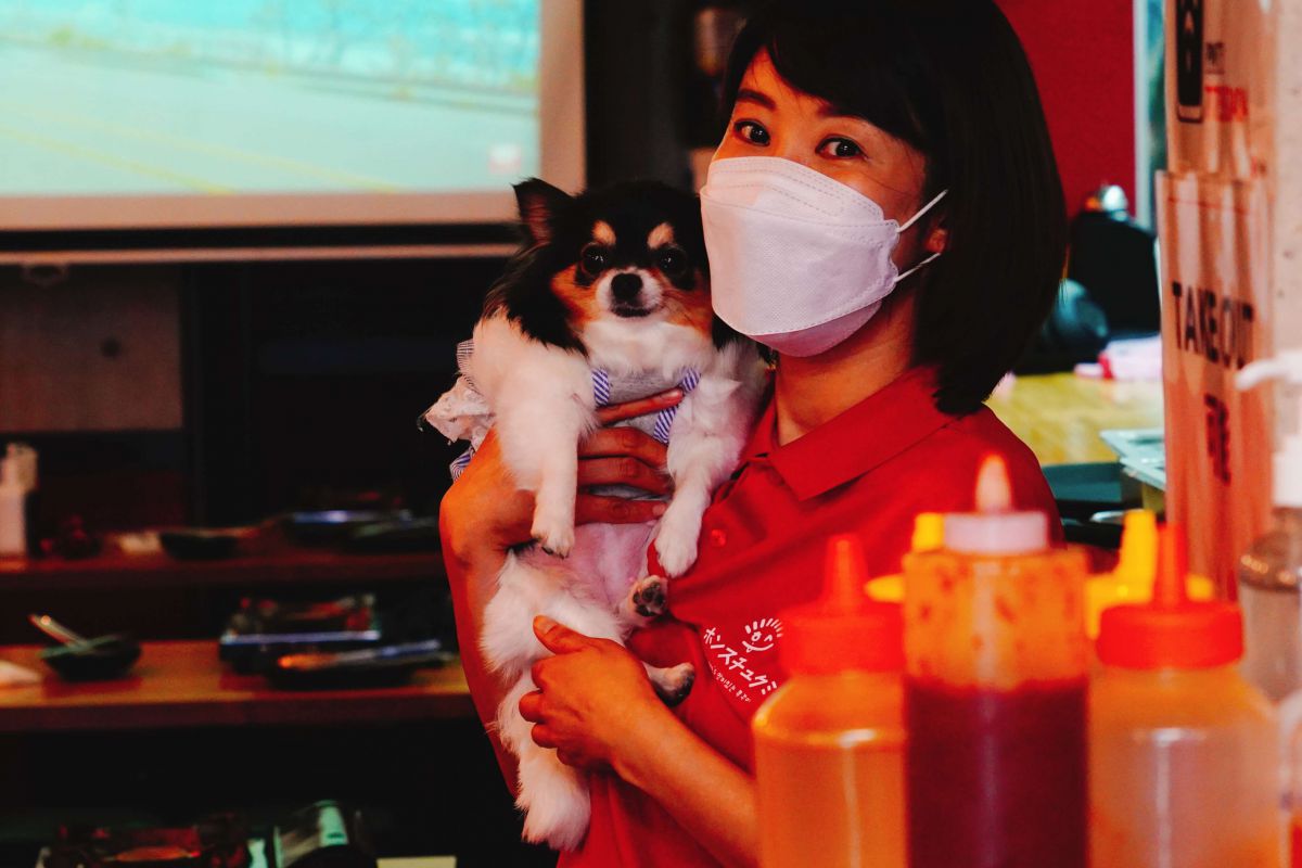 オーナーの趙 美衡(チョ ミヒョン)さん。看板犬のルビーちゃんと