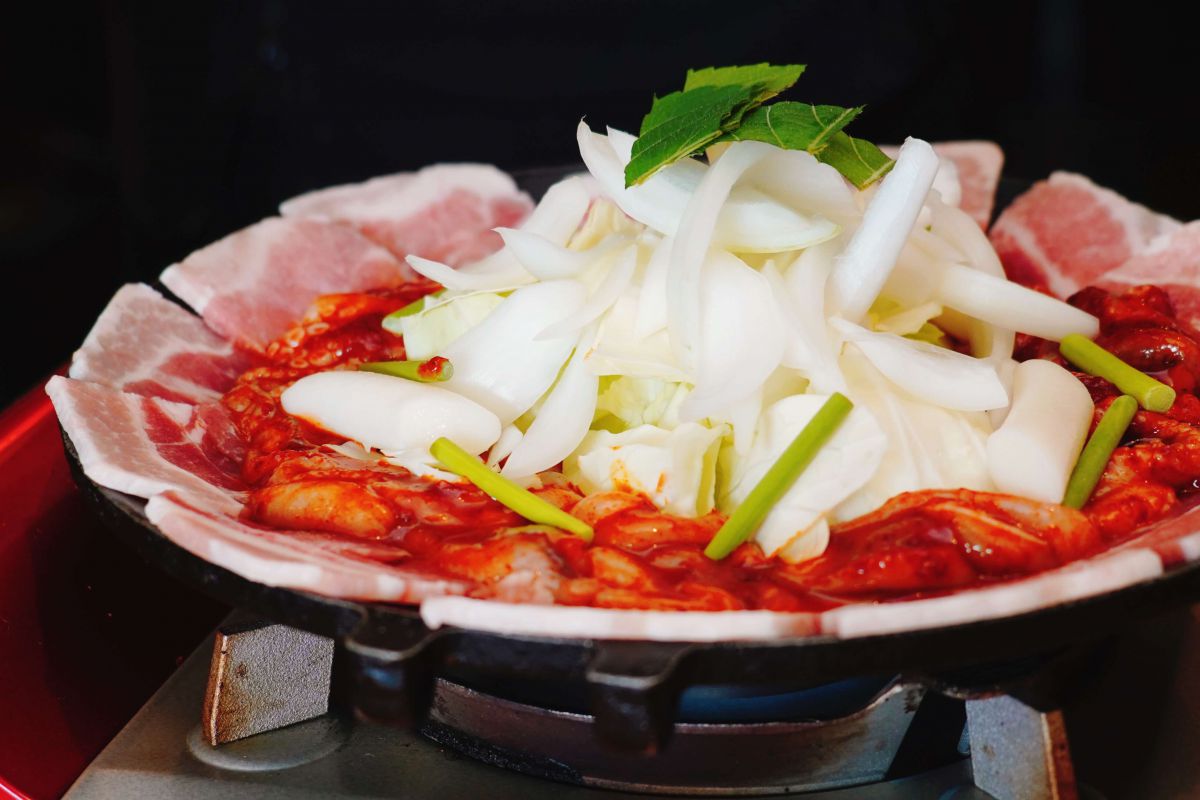 イイダコに豚バラ肉を加えた「チュサム(チュクミ&サムギョプサル)」1人前2200円。写真は2人前