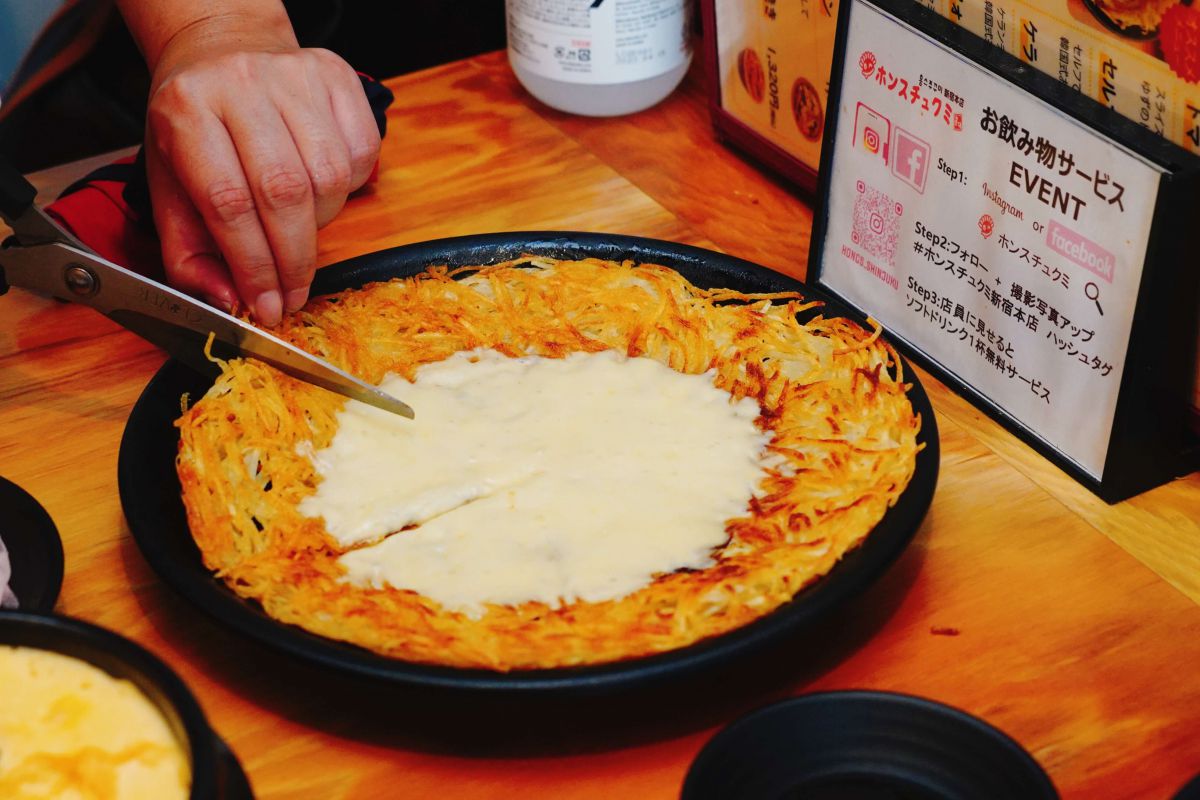 「ジャガイモチヂミ」1320円。ハチミツにつければデザート感覚で楽しめます