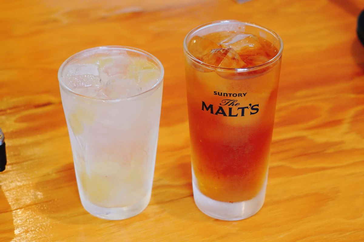 （写真左から）「ボンボン」「ひげ茶」ともに390円