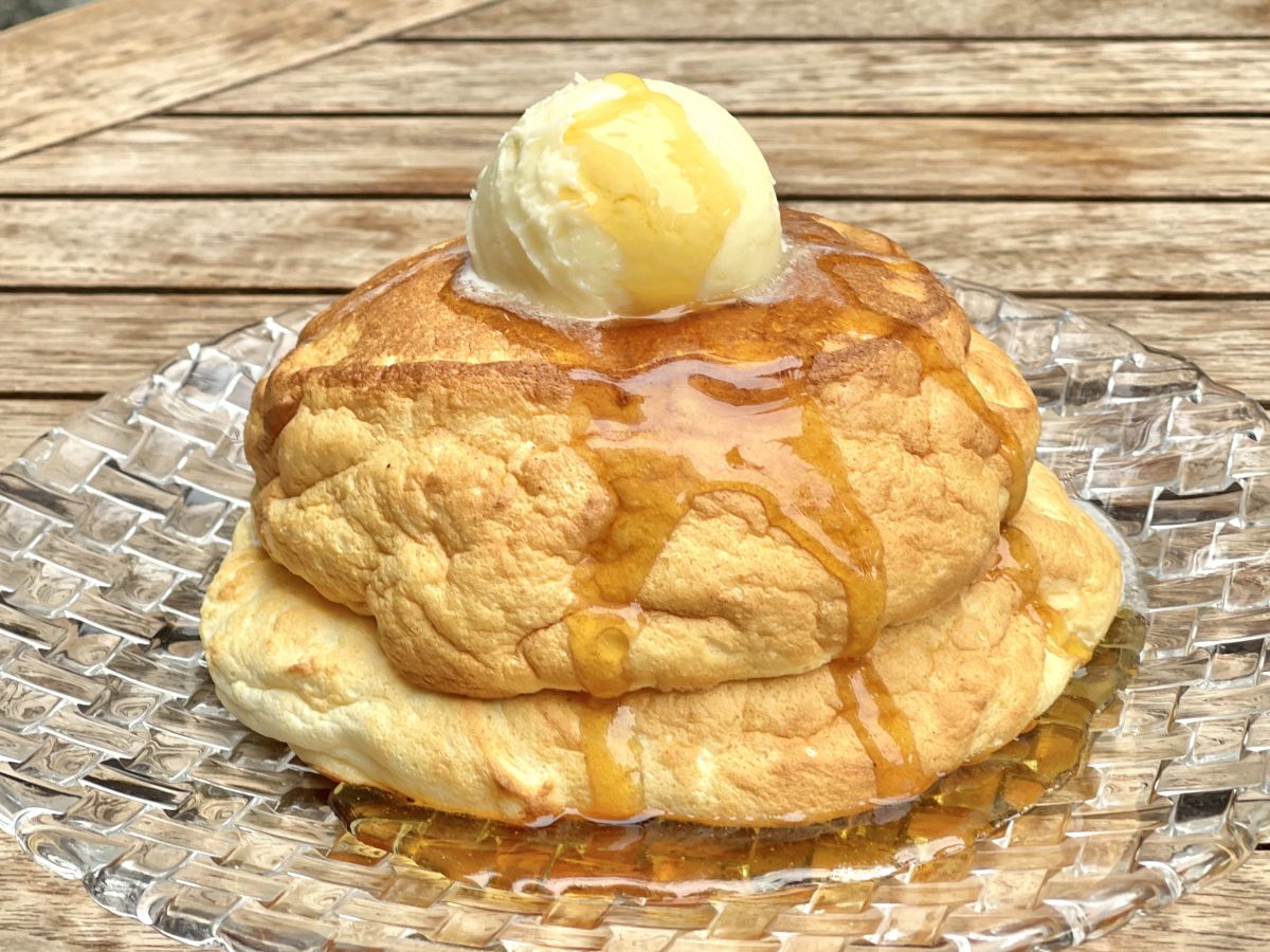 「プレーンパンケーキ」1300円 「エキストラバター」100円（ともに税込）