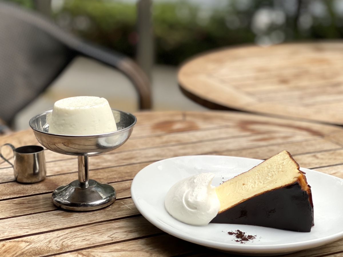 左から「しろいぷりん」700円 「バスクチーズケーキ」900円（ともに税込）※ともに数量限定