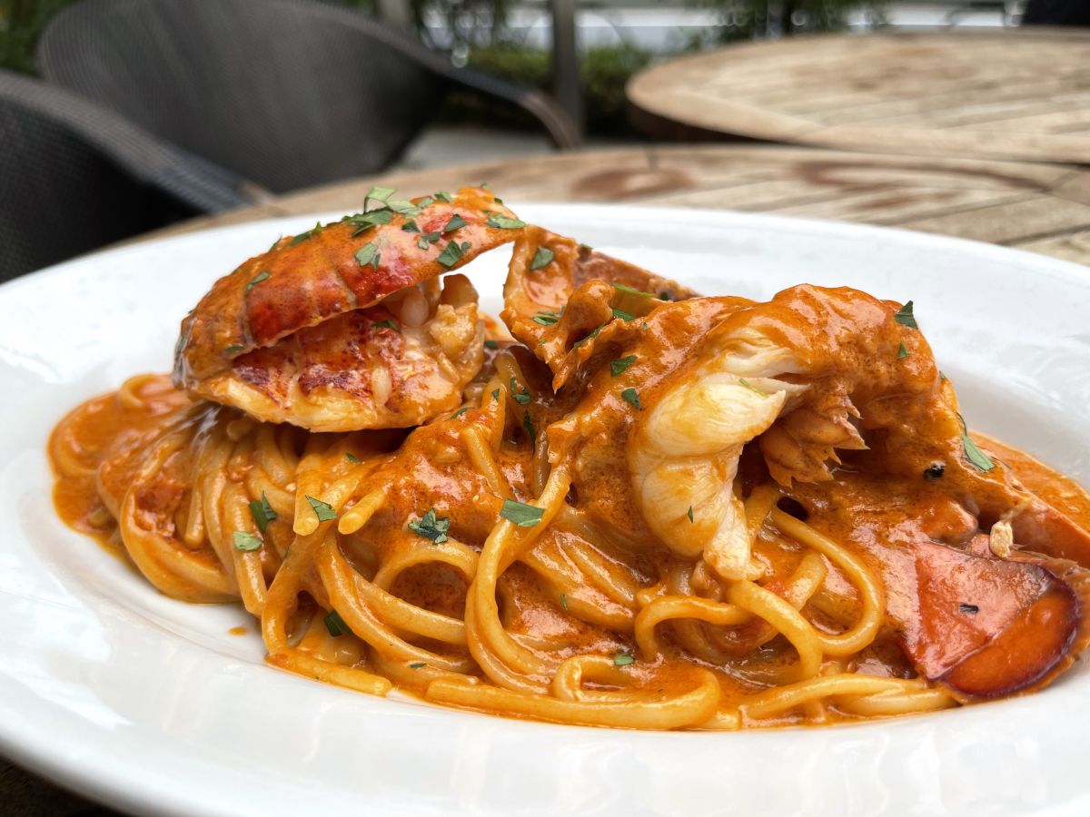 「オマール海老のトマトクリームソース リングイネ」2500円（税込）