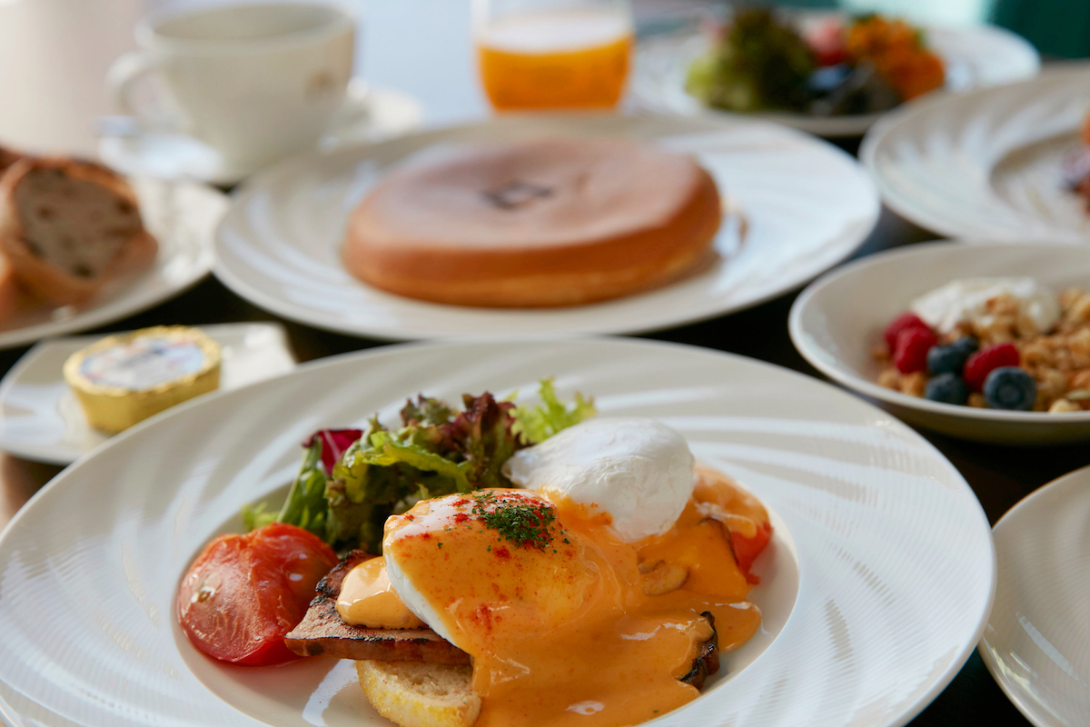 朝食メインプレートの一例