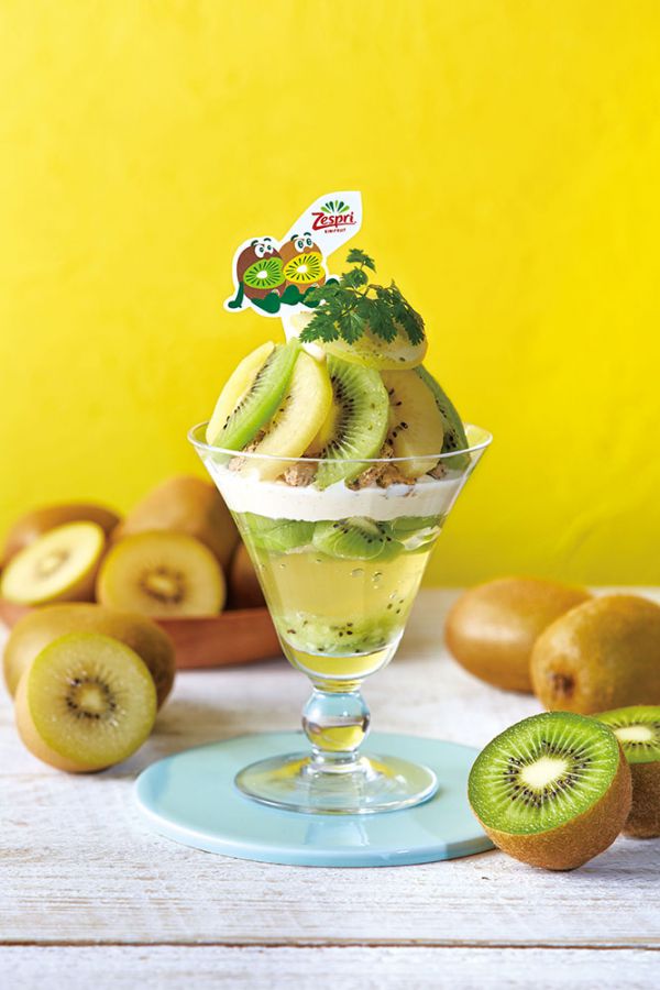 「ゼスプリキウイとハーブジュレのパフェ」単品1353円、紅茶付き 1573円（ともに税込）