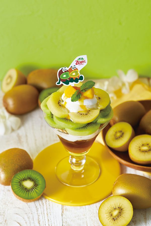 「ゼスプリキウイとアールグレイジュレのパフェ」単品1353円、紅茶付き 1573円（ともに税込）