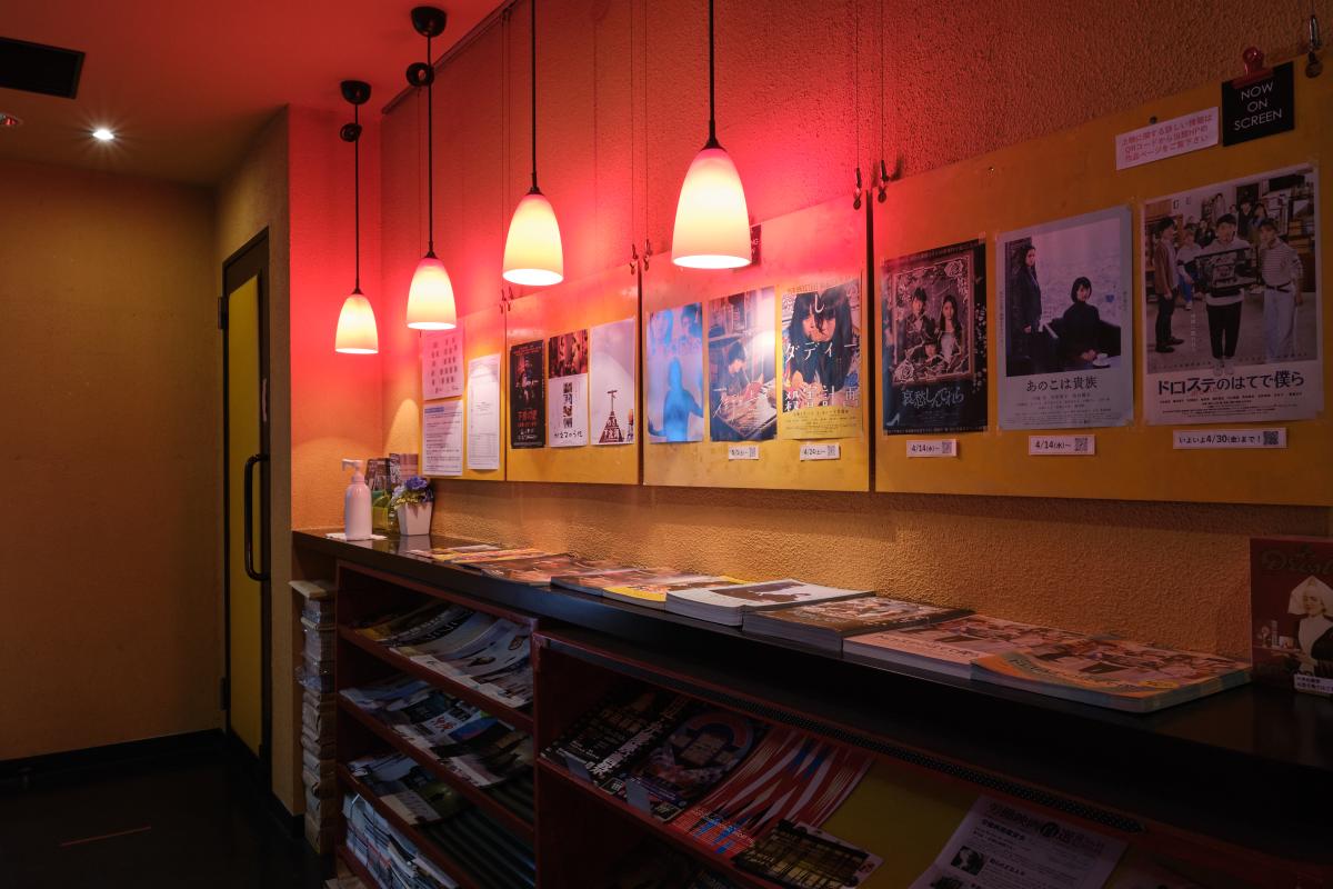 通路のように細長いロビー