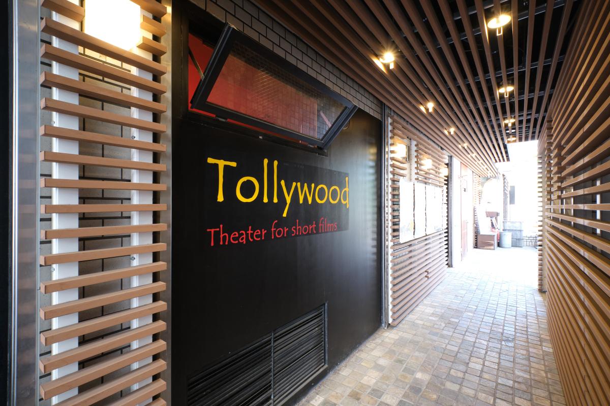 古着屋が入るビルの2階にある