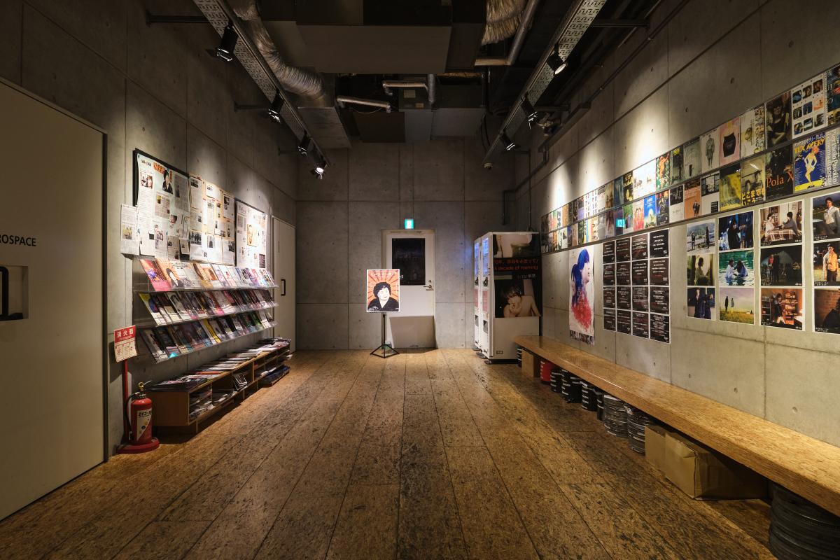 ロビーの座席の下にはフィルム缶が