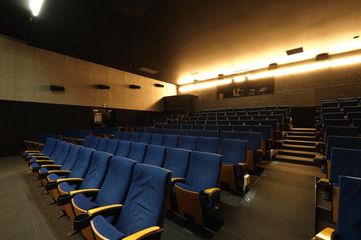 座席はフランスのキネット社製で鑑賞しやすい