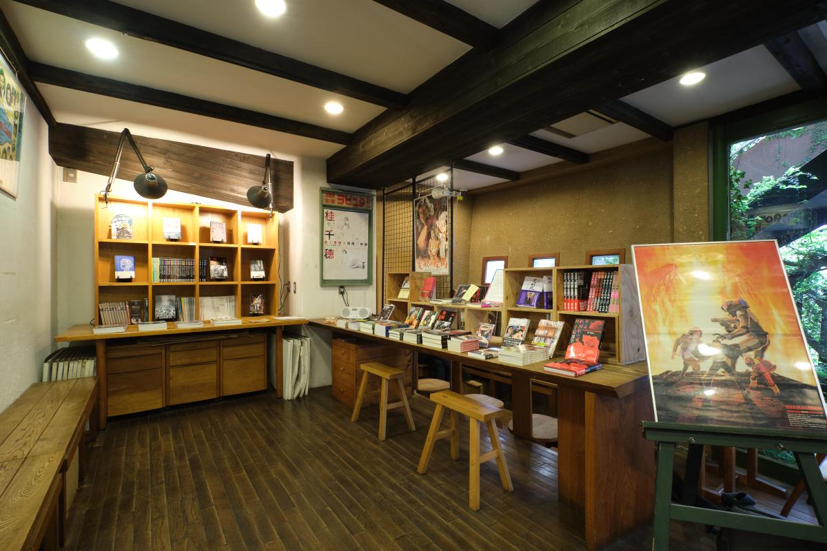 旧作映画にちなんだ書籍やプロマイドも