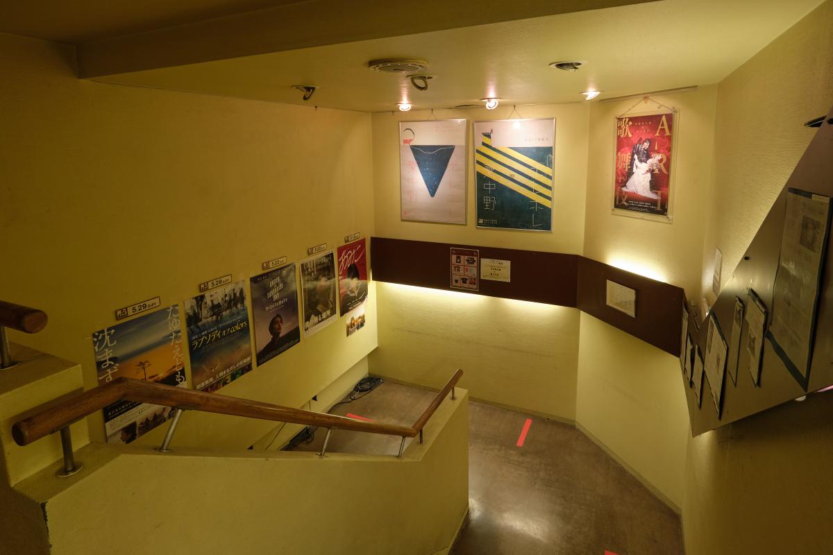 チラシが並ぶ階段を下りた地下にシアターがある