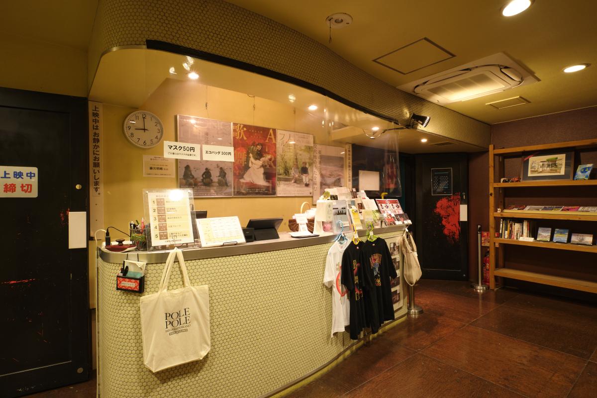 こぢんまりとした地下ロビーに 　映画好きが集う上映前の雰囲気もよい