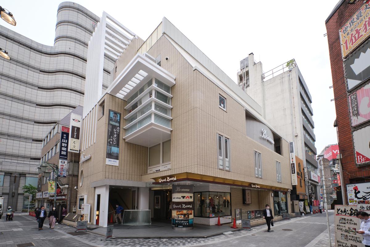 新宿駅すぐの商業ビルの3階にある